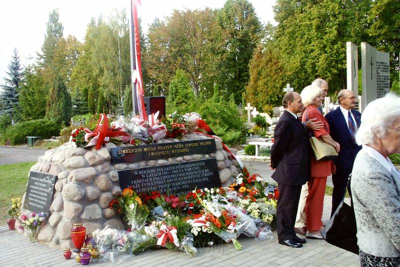 KKE 3318.jpg - Poświecenie symbolicznej mogiły pamięci zbrodni kresowej na cmentarzu komunalnym w Olsztynie, Olsztyn, 2003 r.